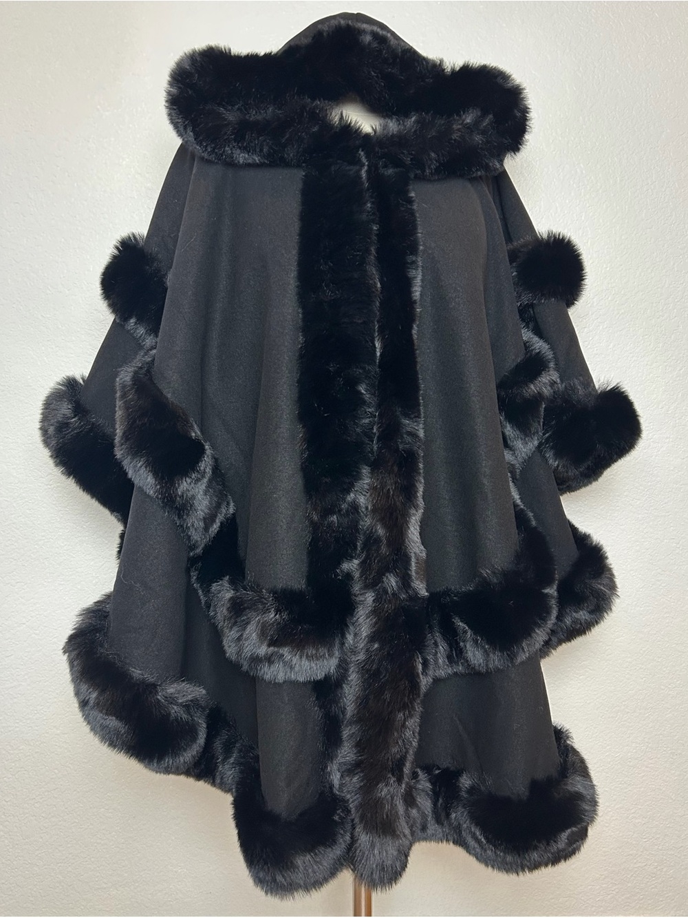 Poncho Cape Coat Hooded Women's One Size Fit Most Faux Fur Trim Black NWT